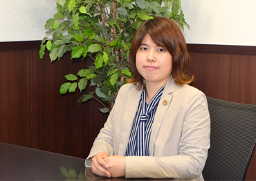 弁護士　山中　麻椰　写真